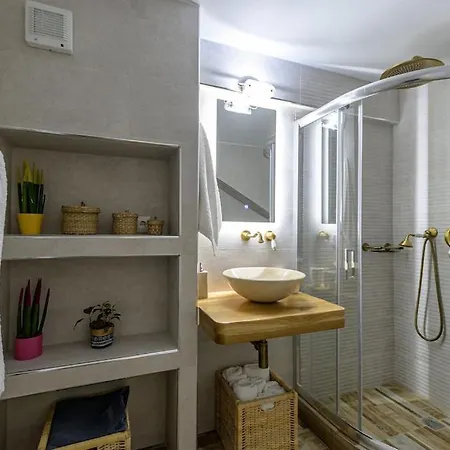 Naxian Nest 2br Near - Semi Basement Апартаменты Naxos City