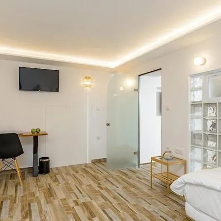 2Br Apartment Near Beach - Central - Semi Basement Naxos City