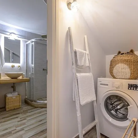 Apartment Naxian Nest 2br Near - Semi Basement Naxos City