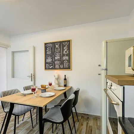 2Br Apartment Near Beach - Central - Semi Basement * Naxos City