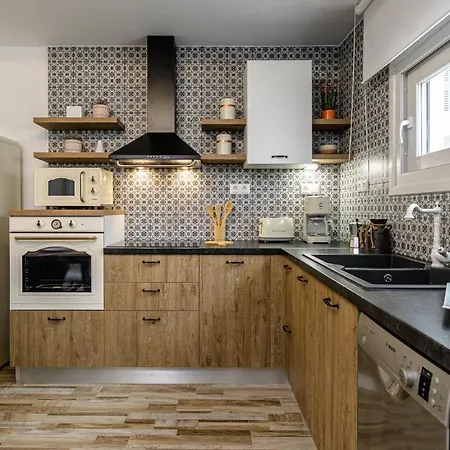 Naxian Nest 2br Near - Semi Basement Naxos City