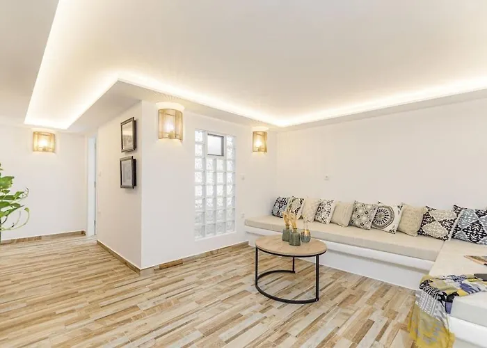 Naxian Nest 2br Near - Semi Basement * Naxos City