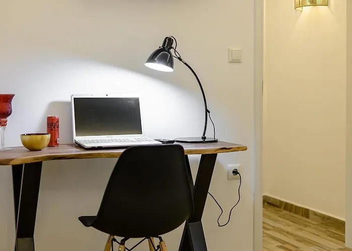 Naxian Nest 2br Near - Semi Basement Apartment