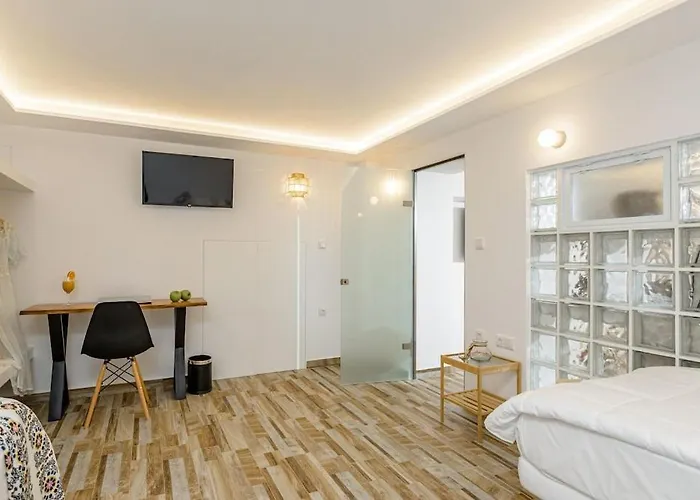 Naxian Nest 2br Near - Semi Basement Naxos City