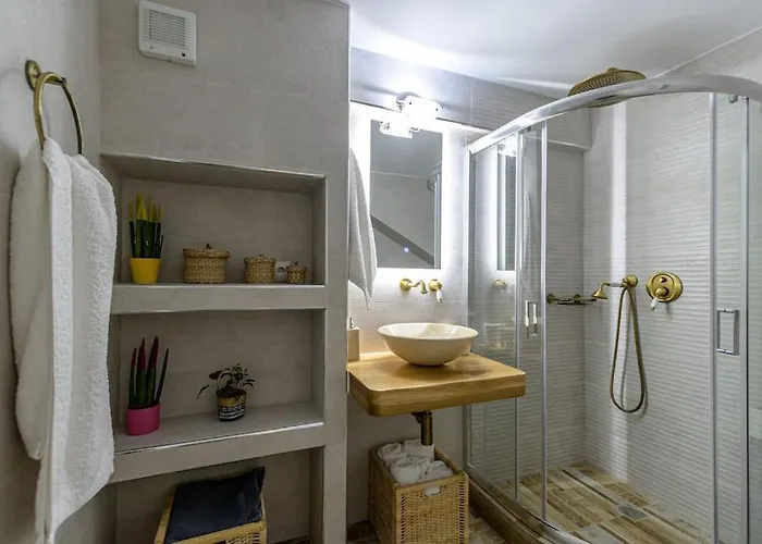 Naxian Nest 2br Near - Semi Basement Apartment Naxos City