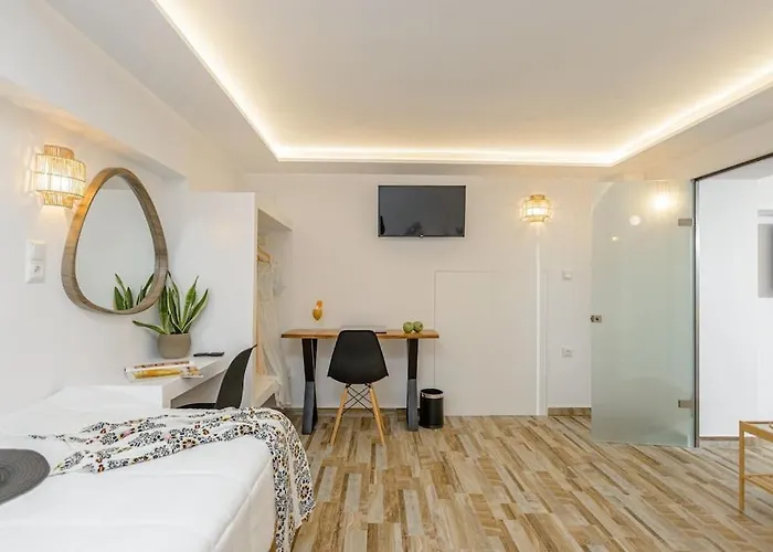 Naxian Nest 2br Near - Semi Basement Apartment Naxos City